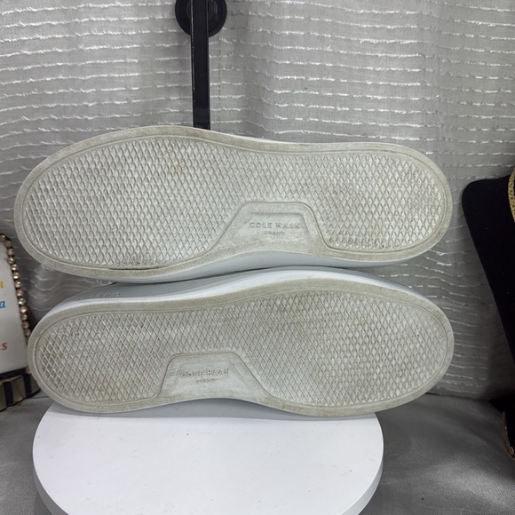 (H) Cole Haan GrandPro Rally Velcro
Sneaker size: Women's 9B - Picture 10 of 16